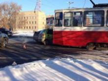 На проспекте Дружбы Народов женщина на автомобиле не уступила дорогу трамваю