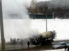 В Набережных Челнах недалеко от мэрии на ходу загорелся автомиксер «МАЗ»