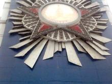 Орден Победы на фасаде дома в Набережных Челнах обветшал и начал осыпаться