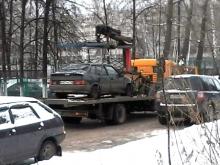 С проспекта Сююмбике эвакуировали автомобиль, простоявший там 2 недели