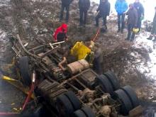 В Татарстане грузовик 'КАМАЗ' рухнул с моста в реку. Но водитель и пассажир выжили
