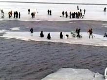 9 рыбаков сначала спасли с отколовшейся льдины, а теперь оштрафуют