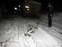 Водитель выпрыгнул из кабины под колеса грузовика и погиб