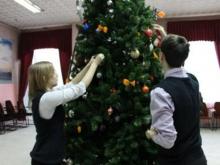 Отменять новогодние елки в школах никто не собирается. Школы попросили не выезжать за город