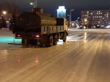 На площади Азатлык заливают еще один каток в 3 тысячи квадратных метров