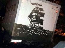 Водители автофургонов компании «Челны Хлеб» радуют челнинцев рисунками по грязи