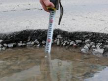 Прокуратура через суд будет добиваться ремонта дороги возле дома 27/14