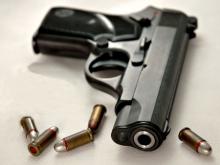 Полицейского из Челнов обвиняют в том, что он подбросил пистолет и патроны топ-менеджеру 'Татнефти'