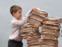 Школьники зарабатывают деньги на макулатуре