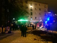 Работник МЧС отдал на пожаре свой противогаз 13-летней девочке