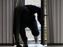 Жительница 29-го комплекса боится воров и убийц, которые могут к ней забраться по козырьку подъезда