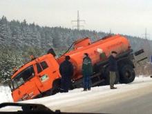 Женщину с дочерью зажало в разбитой 'Калине' после столкновения с «КАМАЗом» 