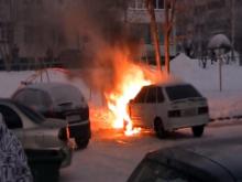 В Набережных Челнах возле дома /08 загорелся припаркованный автомобиль «ВАЗ-2114»