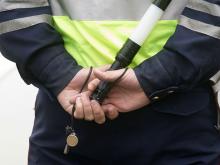 Вечером у площади Азатлык инспекторы ГИБДД ограничивают движение автомобилей