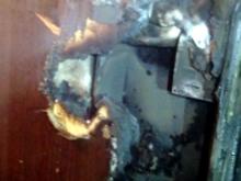 В поселке Сидоровка подожгли входную дверь