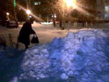 Дорожку к ёлке на площади Азатлык челнинке преграждают сугробы