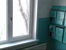 Чьи в подъезде ручки?