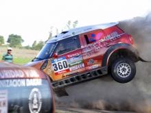 Первые жертвы 'Дакара-2016': сгорели две машины, травмировано 11 человек