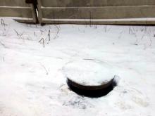 Молодая мама провалилась в открытый колодец, припорошенный снегом, успев отбросить ребенка