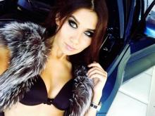 Торговцы автомобилями выпустили календарь на 2016 год с эффектными фотомоделями