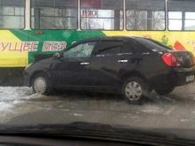 Водитель 'Рено' не уступил дорогу трамваю на пересечении проспектов Дружбы Народов и Мира