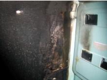 Ночью в доме 7/15 неизвестный поджег входную дверь квартиры