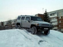 Водитель внедорожника 'Хаммер' припарковался на детской горке