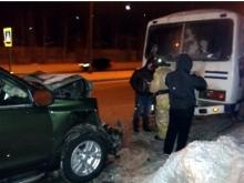 'Ленд Крузер' столкнулся с автобусом 'ПАЗ' - пассажир автобуса получила ушиб