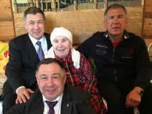 Рустам Минниханов отметил 85-летие мамы в кругу семьи