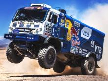 Эдуард Николаев лидировал на 10-м этапе 'Дакара', но незадолго до финиша опрокинулся на бок