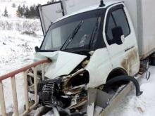 Под Альметьевском перила моста проткнули грузовую 'Газель'