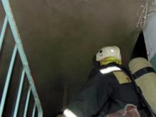 В поселке ГЭС пожарные вскрыли дверь квартиры, из которой доносился запах гари