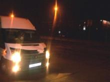 Попавший под маршрутный микроавтобус пешеход сломал ногу