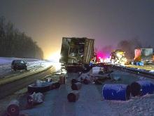 На автотрассе М-7 фуру с нефтепродуктами разорвало на две части