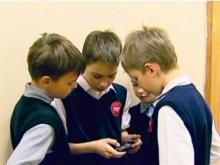 Школьникам запрещают приносить мобильный телефон на уроки