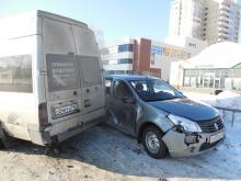 На проспекте Сююмбике столкнулись два автомобиля, пострадала пассажирка маршрутного автобуса