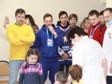 Актеры сериала 'Молодежка' и хоккеисты МХЛ пообщались с пациентами КДМЦ