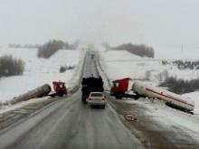 На трассе Оренбург - Казань два нефтевоза синхронно съехали в кювет