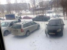 Анонимный челнинец пожаловался на массовую парковку возле здания суда