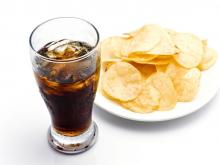 Правительство России планирует «задрать» цены на чипсы и газировку, отпугнув от них россиян