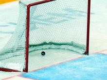 ХК 'Челны' пытался спасти игру, но получил гол в пустые ворота - 2:4