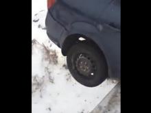 В Татарстане автомобиль занесло на мосту. Он завис на его краю