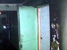 Ночью в доме 62/18 неизвестный поджег входную дверь квартиры, облив ее горючей жидкостью