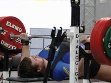 Евгений Роенко выжал лежа штангу весом в 250 килограммов