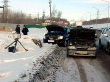 Водители открытым капотом своих машин протестуют против фоторадаров