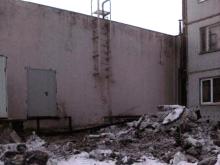 В 48-м комплексе гору грязного снега свалили под окна многоэтажки