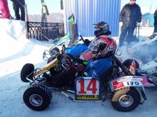 На ледяной трассе соревнуются молодые гонщики и пилоты команды КАМАЗ-мастер