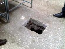 Чтобы добраться до банкомата в магазине в Казани, воры пробили лаз в полу