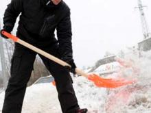 Должник по алиментам лишился водительских прав и теперь будет убирать снег