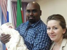 В Набережных Челнах у международной пары родилась дочка